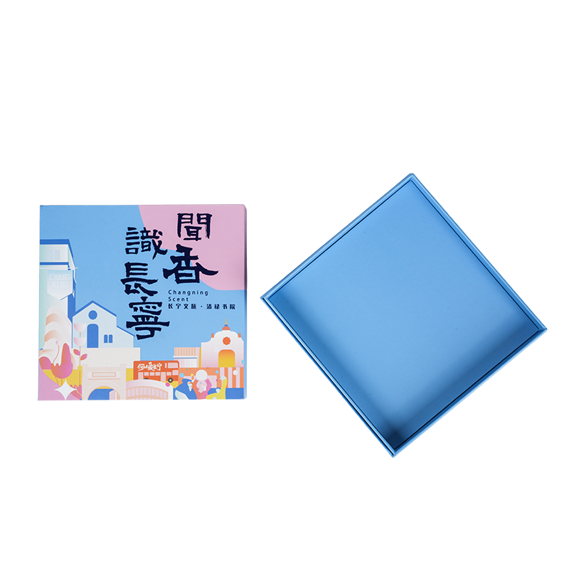 Kotak muzik berputar berbentuk buku keras bertemakan percutian