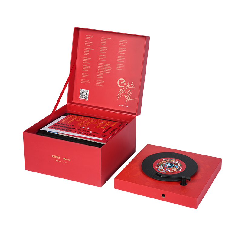 Kotak muzik berputar berbentuk buku keras bertemakan percutian